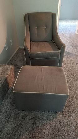 Sillón y banco para los pies.