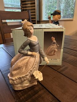 Lladro ( Evita )  Damaged Hand Beautiful 