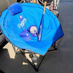 Las dos gorras la silla y el bate todo por