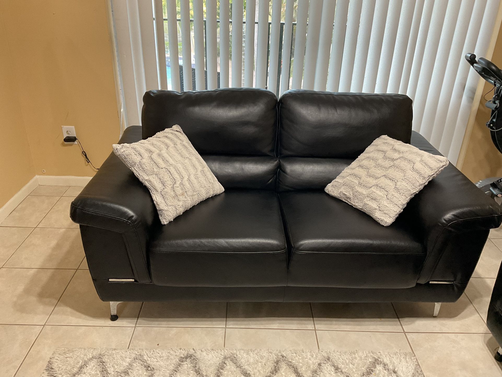 ποΈ Black Sofa & Loveseat Set β $700 β Good Condition (West Palm Beach)