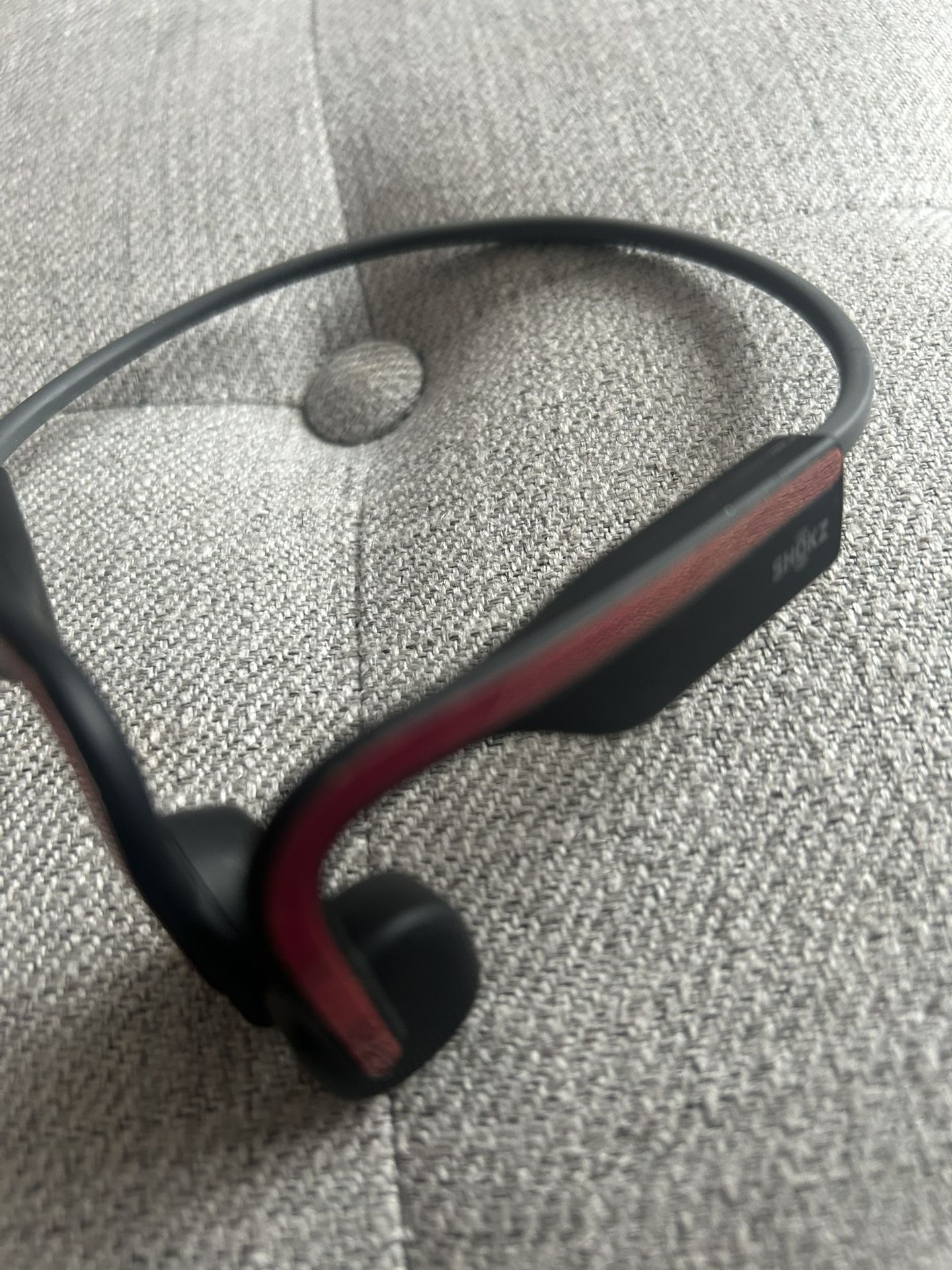 Shokz open move (red )wireless headphones. Sweat-resistant.