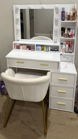 Lighted Mirror Vanity