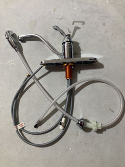 MOEN Kitchen Faucet With Sprayer 