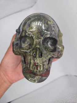 Crystal carving SKULL ( Dragon blood Jasper) 