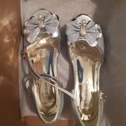 Girls Size 3 Kitten Heels In Silver