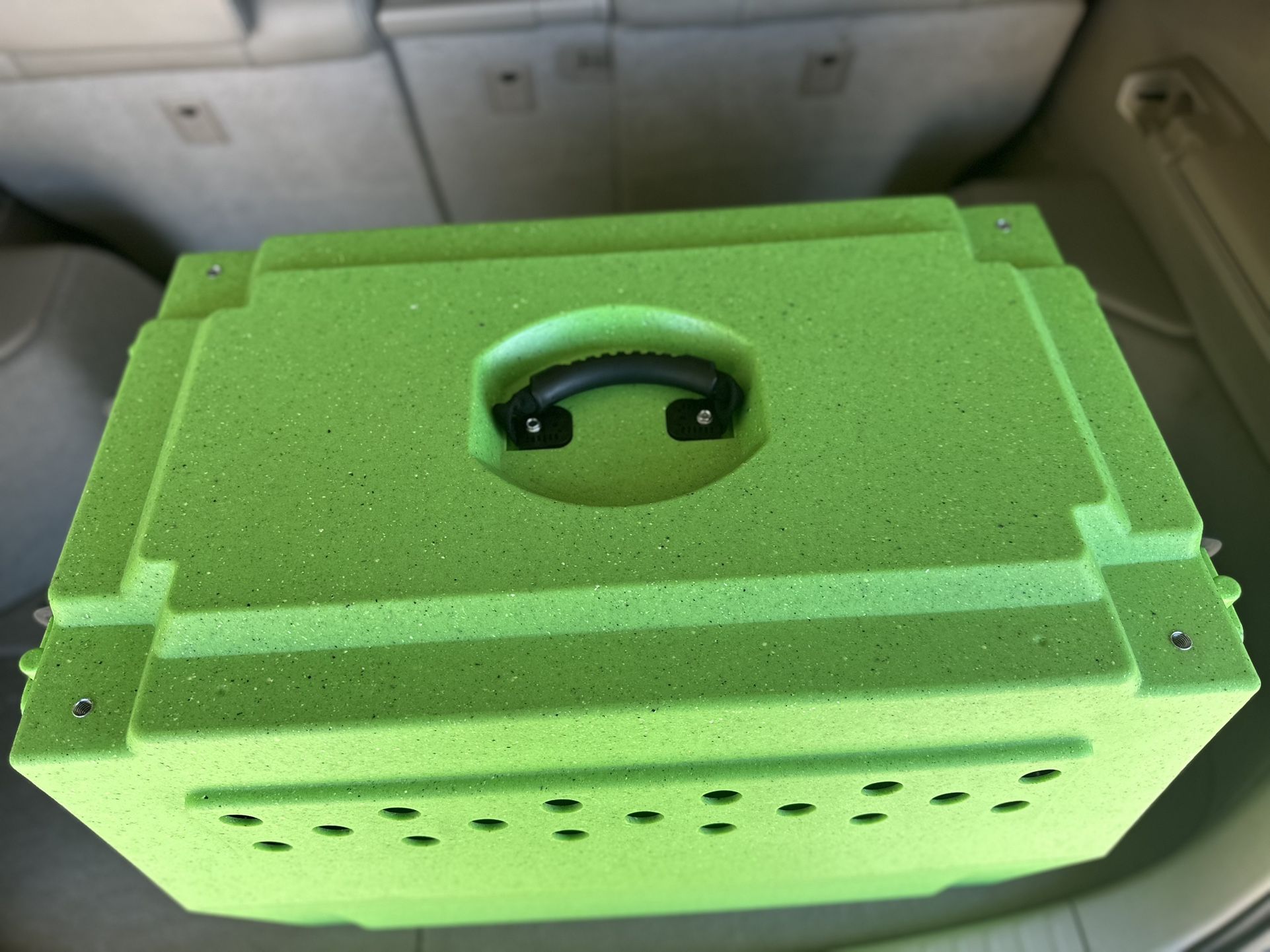 Ruffland kennel Lime Green Medium dd Front/back for Sale in Hesperia