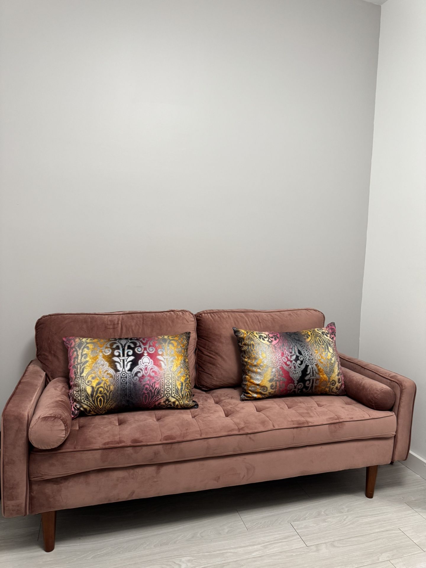 Arm Sofa – Rose Velvet 🛋️ (Bonus: cushions)