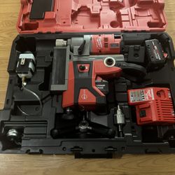 MILWAUKEE M18 FUEL MAGNETIC DRILL 2 FORGE BATTERYS AND CHARGER 