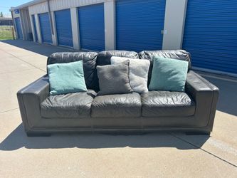 FREE DELIVERY 🚛🚚🚛 Awesome leather couch