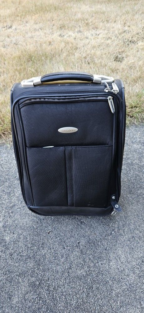 UNDER AIRPLANE SEAT. SIZE. CARRY. ON