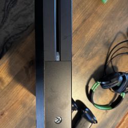 Xbox One w/ 2 controllers . Free game & Headset Included