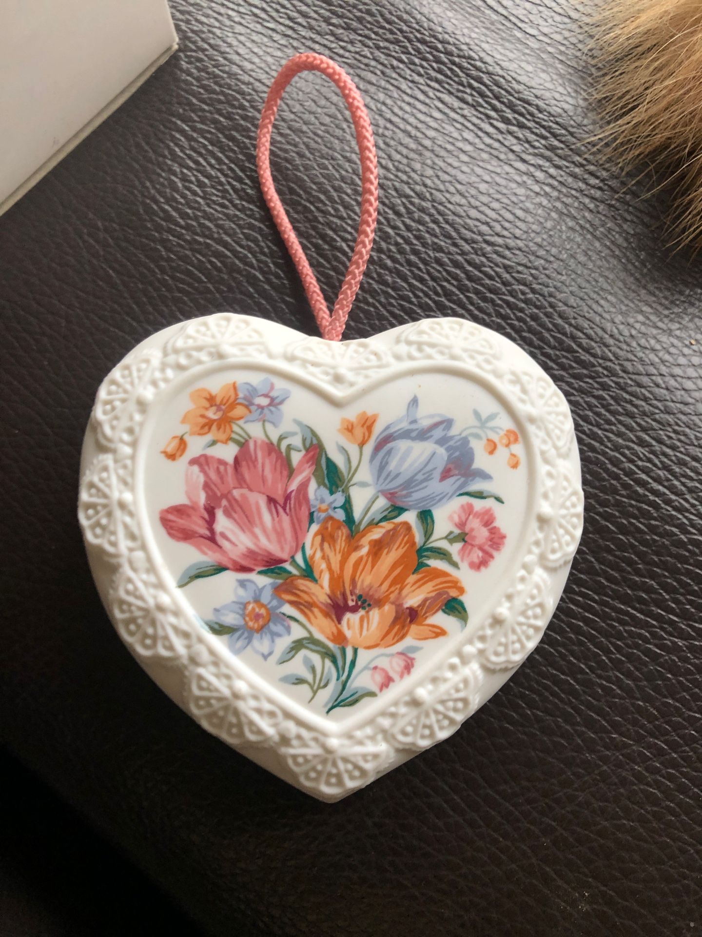 Pretty Vintage 1980s Ornament/Drawer Freshener
