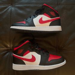 Air Jordan 1 Mid GS ‘Black Fire Red’