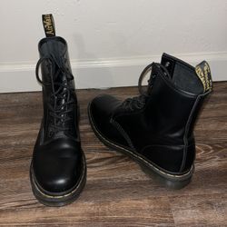 Doc Martins Size 9w/ 7.5m 