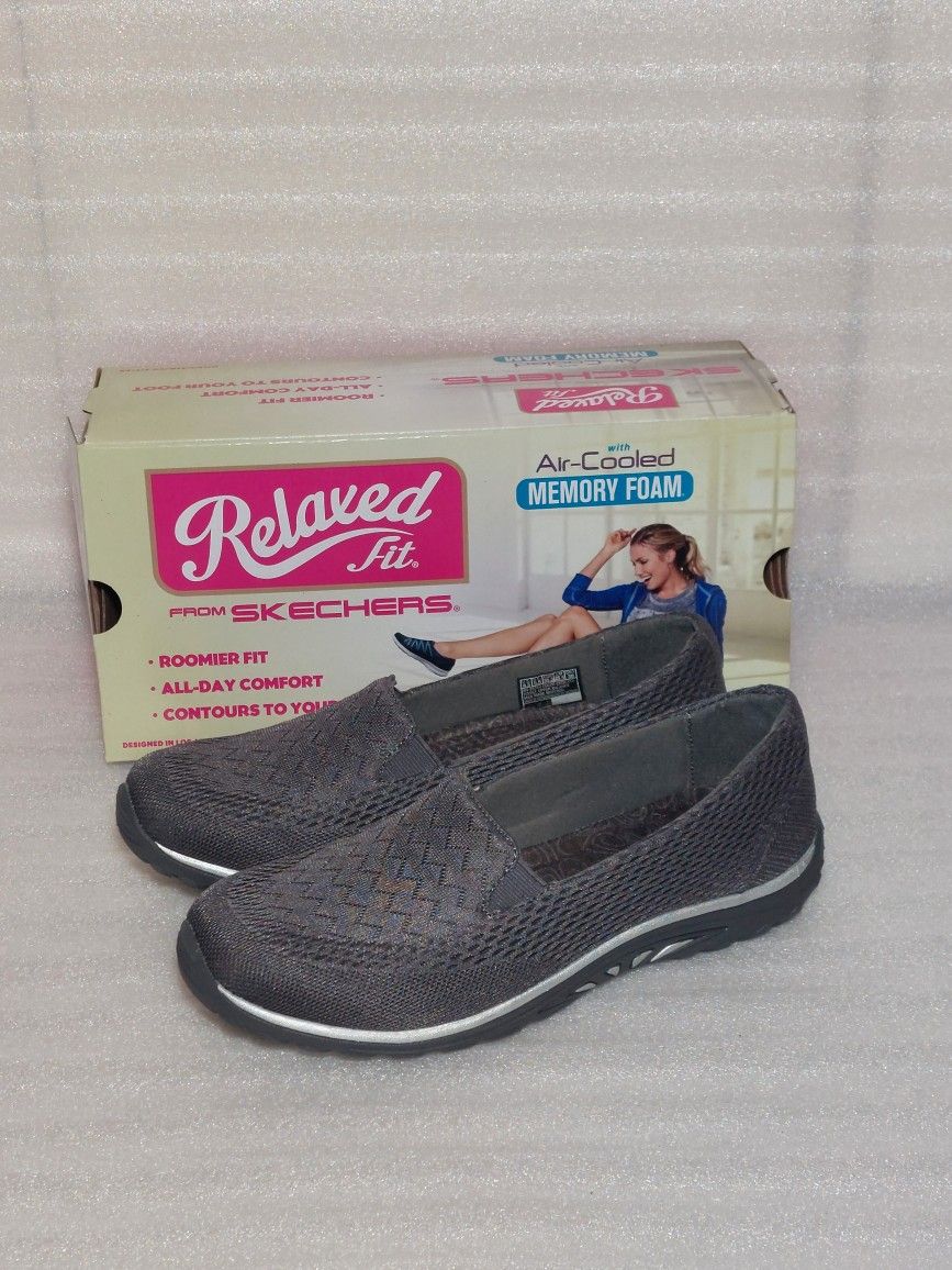Skechers Slip Ons Flats Moccasin Sneaker. New In Box. Size 8.5 Women's Shoes
