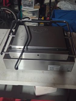 Globe GSG1410 Smooth Iron Top & Bottom Panini Sandwich Grill - 14" x 10" Cooking Surface - 120V, 1800W