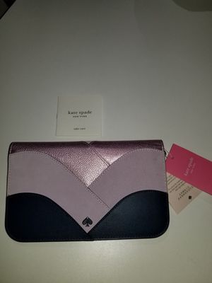 Photo Kate spade new york bran new original price $189 never been use as show in the picture with all is tags and manuals.