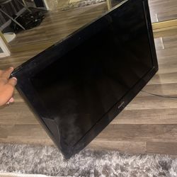 40 INCH SANYO TV w/ WALL MOUNT