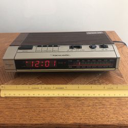 Realistic vintage Digital Alarm clock Radio LED