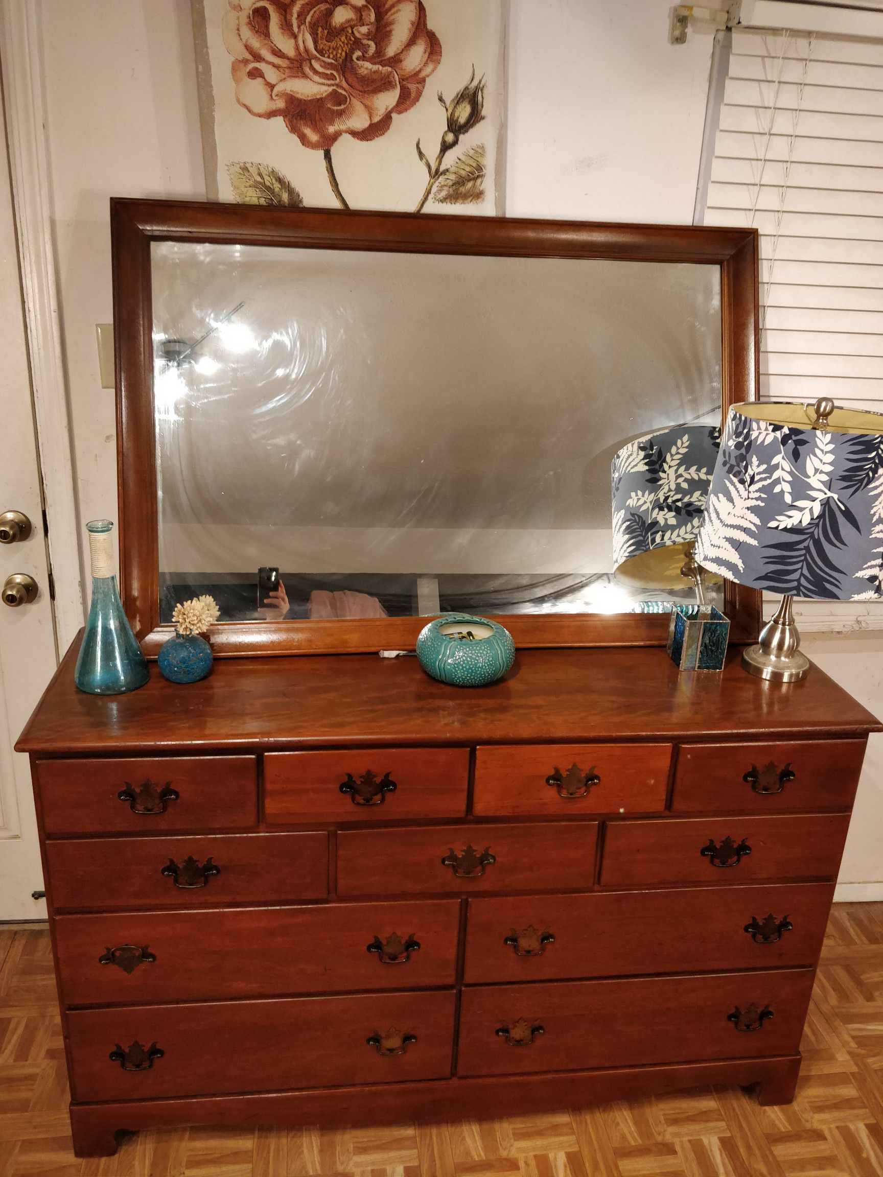 Solid wood dresser with 11 drawers & big mirror in good condition all drawers working well,dovetail drawers, pet free smoke free. L56"*W18"*H34"