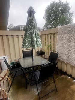 Patio Furniture Set With Umbrella And 4 Chairs – Excellent Condition