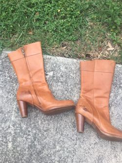 UGG leather boots 50.00 sz 7