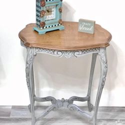 Carved Wood Vintage side table/ Accent Table🛋️ It’s Available 🛋️ Decors Not Included 