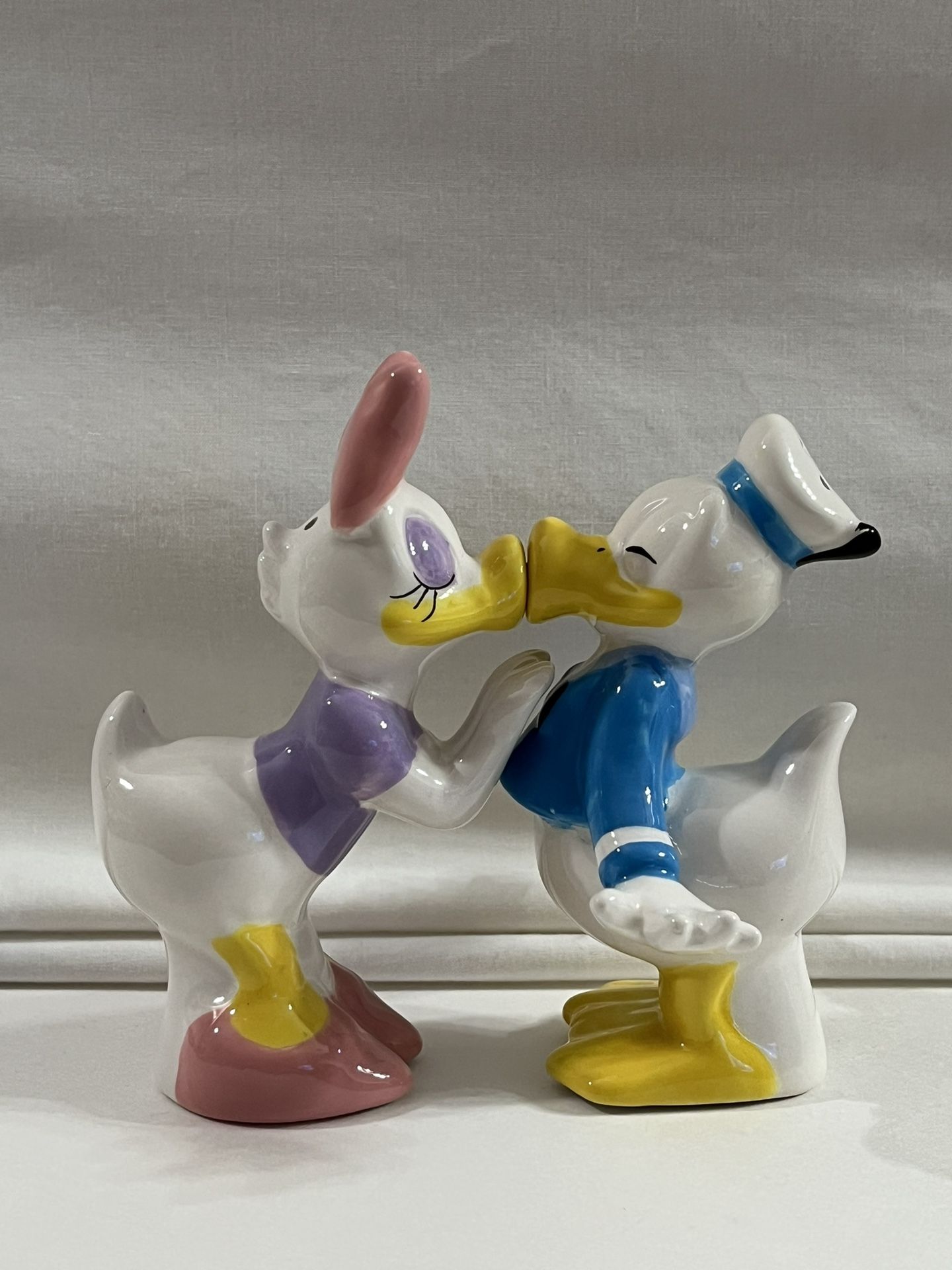 Disney, magnetic salt and pepper shaker set Donald & Daisy Kissing