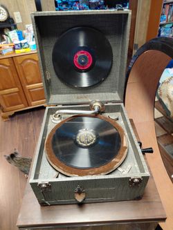 Vintage 1950s HMV 102 Portable Gramophone – Green Croc Case – Plays Great + 10 Records & Needle Tin