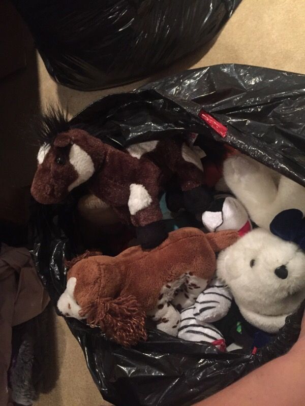 Large trash bag of stuffed animals w/corner net for Sale in Highland