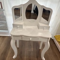 Children’s 3 mirror vanity, makeup table toy