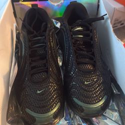 NIKE WOMEN AIR MAX 720 (BLACK / BLACK-METALLIC SILVER)