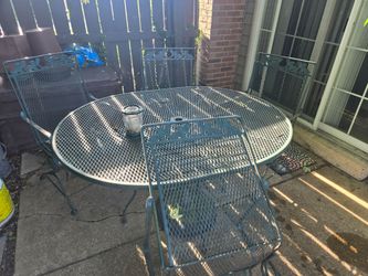 Wrought Iron Patio table w/chairs