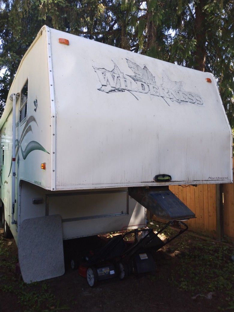 !!!2000 WILDERNESS 26' 5TH WHEEL CAMPER!!