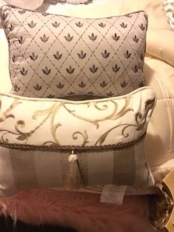 New decorative pillows set