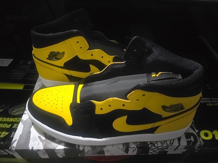 Men's Jordan 1 Mid SE Black/Varsity Maize-White (HJ6654 071) Size 13 Brand New