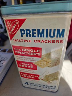 Nabisco cracker tin featuring Spanish-language branding for 'Galletas Premium Saltinas