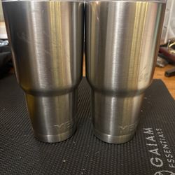 2 YETI 30oz Stainless Steel Tumblers – Great Condition! ✨