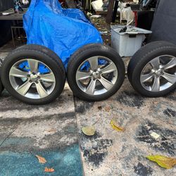 Set de Rines 18" Originales Dodge Charger/Challenger con Llantas 235/55