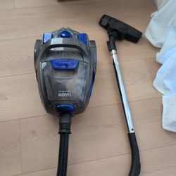 1600 Watt Canister Vacuum Cleaner