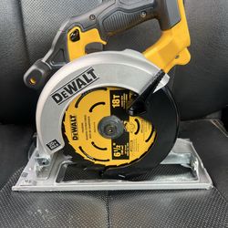 Dewalt 20v max 6-1/2 circular saw comes with blade tool only