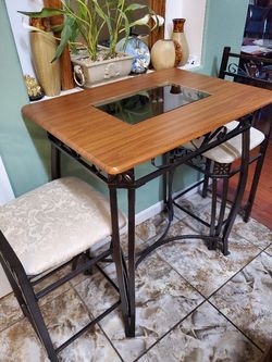 Nook table with 2 chairs (table size 23inches x 31" x 36"H)