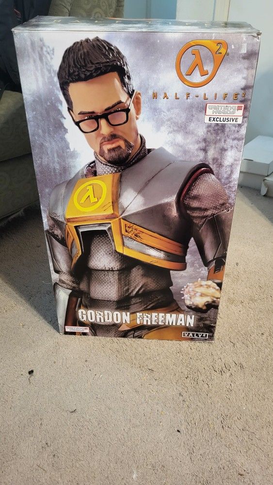 Half-Life 2 Gordon Freeman Statue