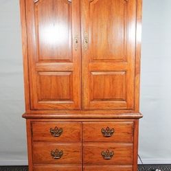 Thomasville Armoire in Great condition + FREE DELIVERY