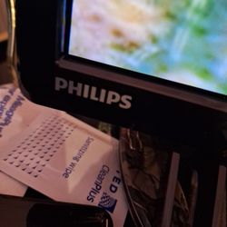 Phillips smart TV.
Working in good condition.
What universal remote? Sold as is.