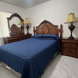 Classic wooden Queen bed with be Bedside table and chest of drawers - Good condition - Juego De Cuarto De Madera