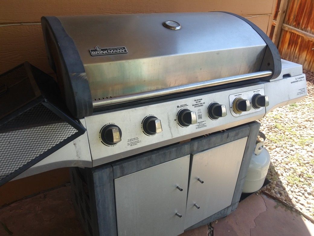 Brinkmann grill with side burner and sear burner