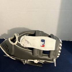 Franklin MLB Tee Ball A’s Tee Ball Size 9.5 Right Hand Glove 