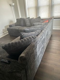 Beautiful Gray Sectional – Must See!