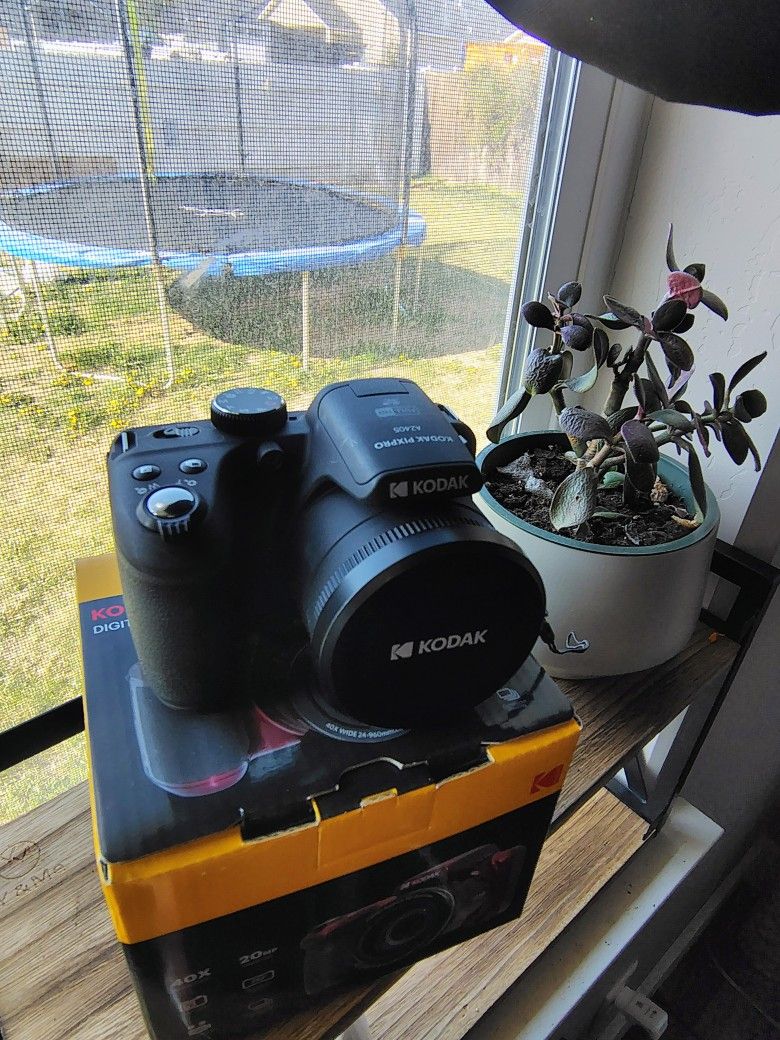 KODAK PIXPRO AZ405 - 40x Zoom, New with box
PLUS Carrying Case